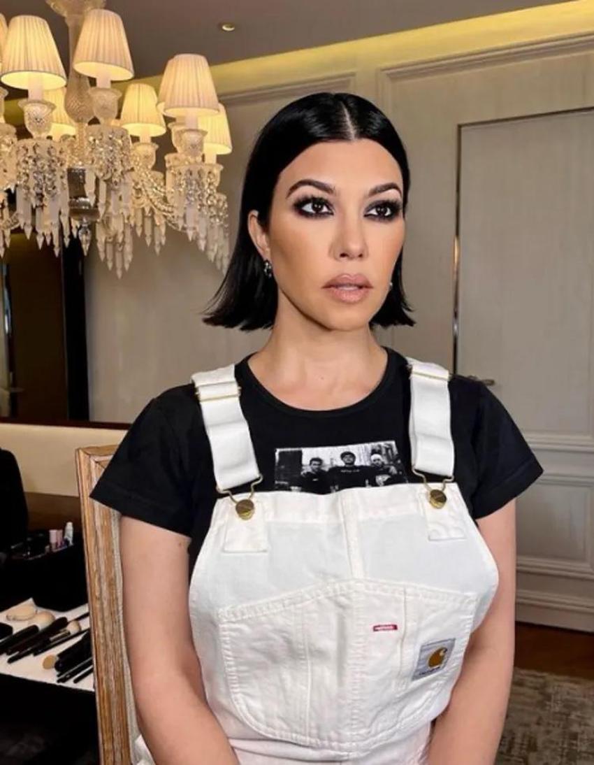Kourtney Kardashian mini bikinili pozlarını paylaştı