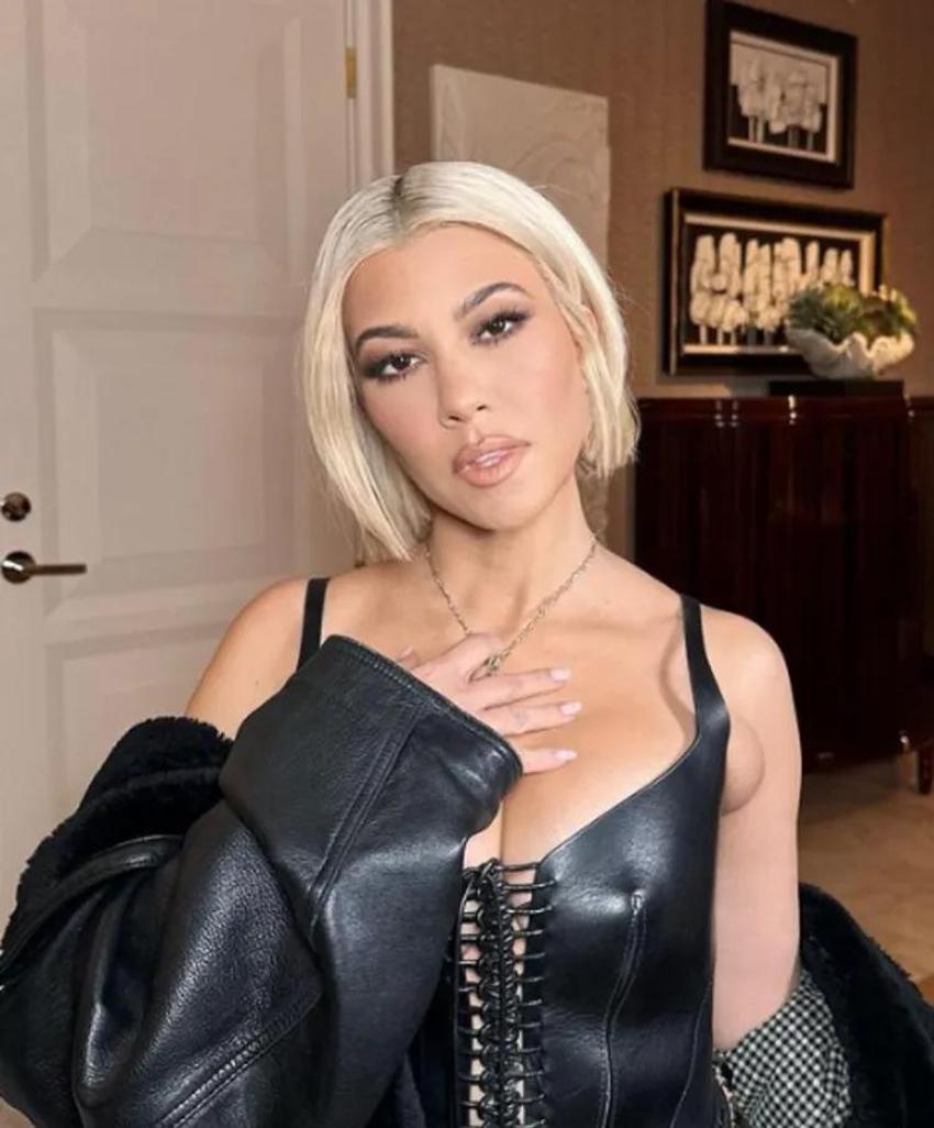 Kourtney Kardashian mini bikinili pozlarını paylaştı