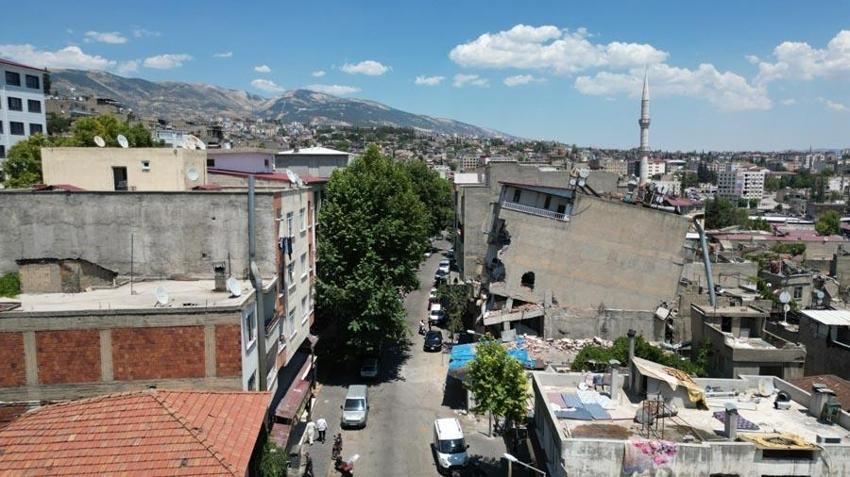 Asrın felaketinde arkaya eğim alan apartman mahalleliye korku yaşatıyor