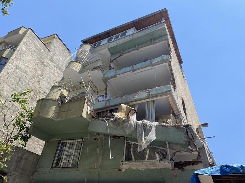 Asrın felaketinde arkaya eğim alan apartman mahalleliye korku yaşatıyor