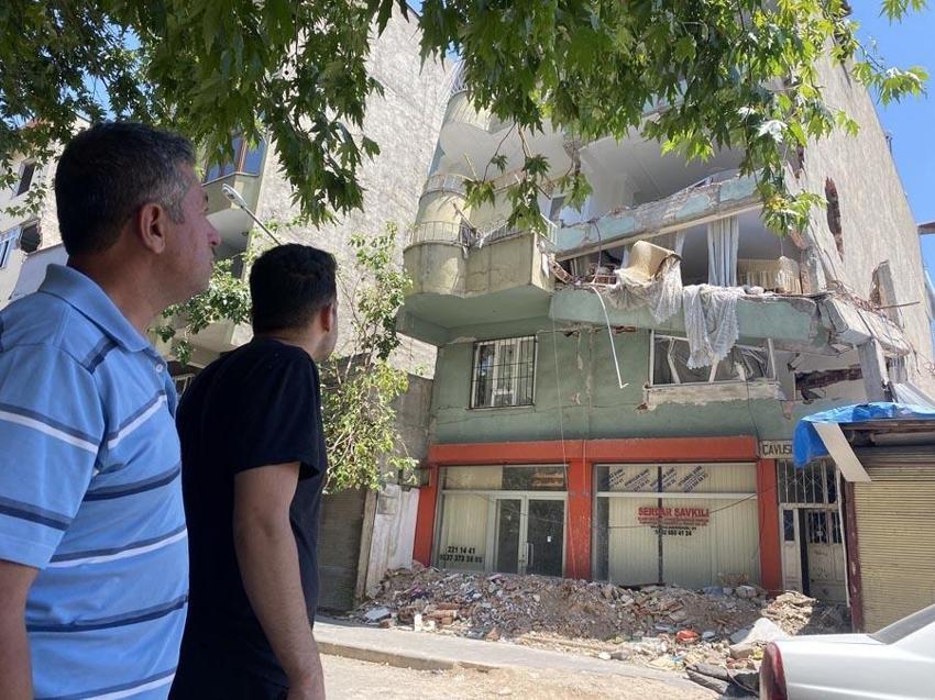 Asrın felaketinde arkaya eğim alan apartman mahalleliye korku yaşatıyor