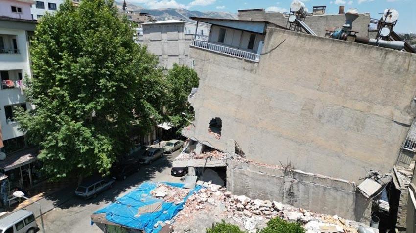 Asrın felaketinde arkaya eğim alan apartman mahalleliye korku yaşatıyor