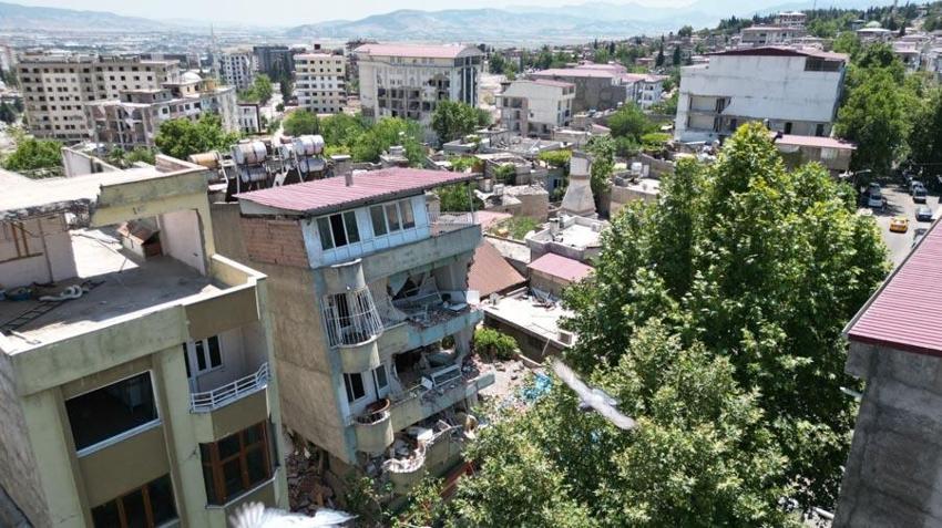 Asrın felaketinde arkaya eğim alan apartman mahalleliye korku yaşatıyor