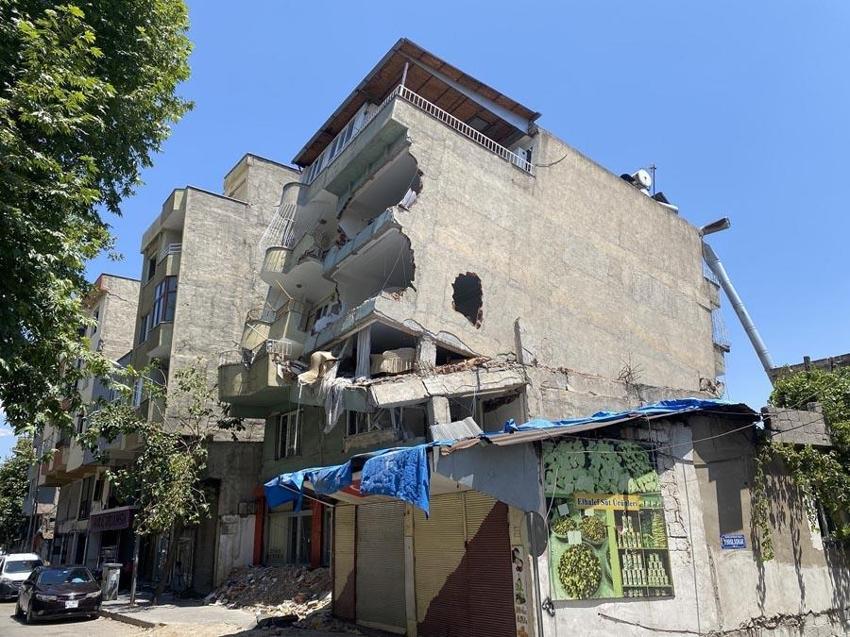 Asrın felaketinde arkaya eğim alan apartman mahalleliye korku yaşatıyor