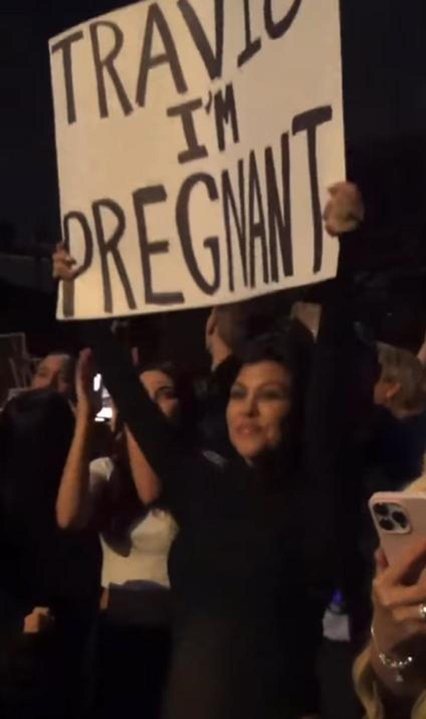 Kourtney Kardashian hamileliğini pazarlayarak milyonlar kazanacak!