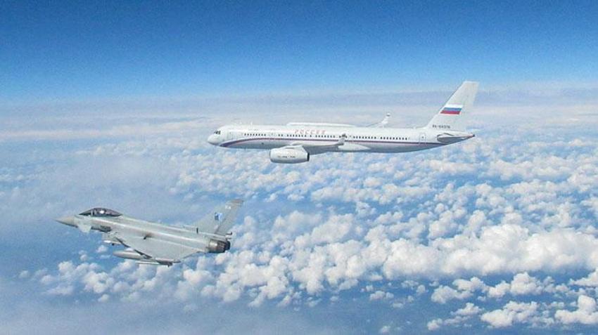 Estonya'da tehlikeli yakınlaşma! Rus ve İngiliz uçakları havada karşı karşıya...