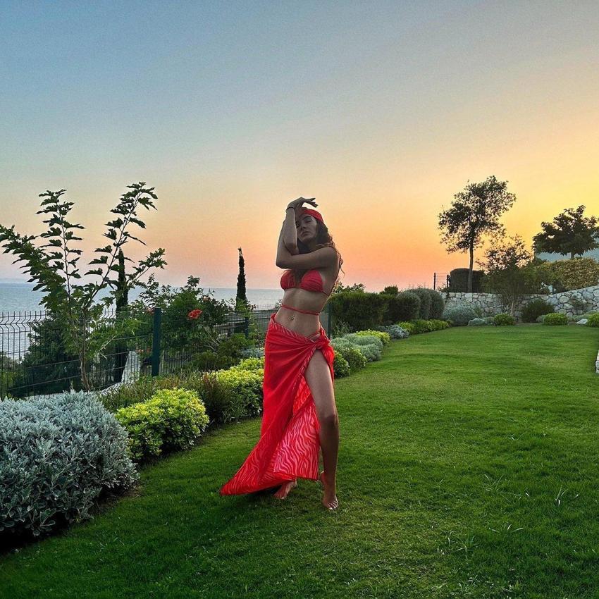 Ebru Şahin kırmızı bikinisiyle poz verdi! Beğeni yağdı