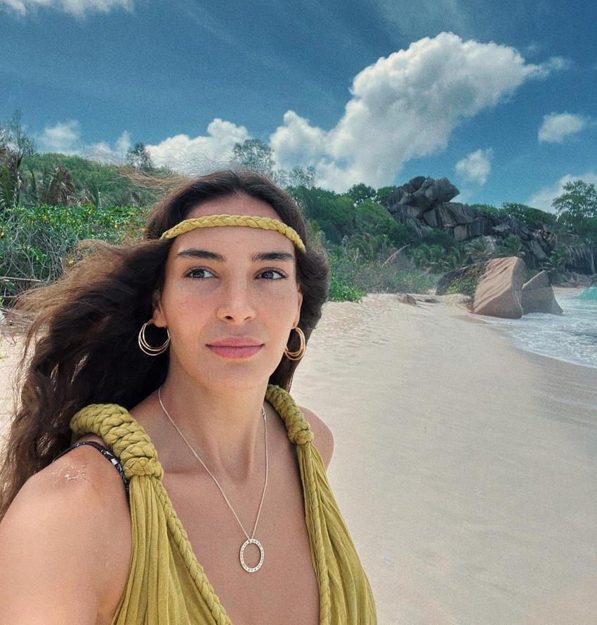 Ebru Şahin kırmızı bikinisiyle poz verdi! Beğeni yağdı