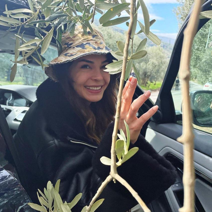 Ebru Şahin kırmızı bikinisiyle poz verdi! Beğeni yağdı