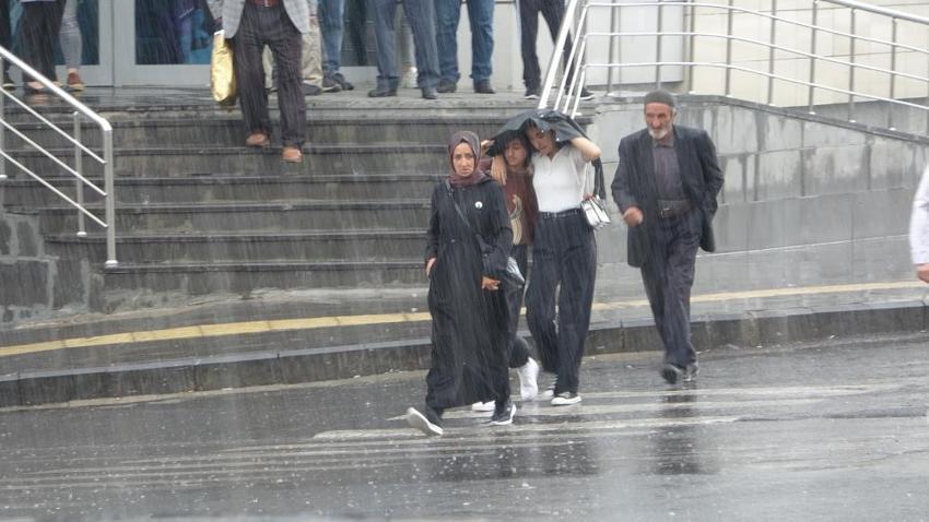 İstanbul için son dakika sel ve su baskını uyarısı! Alarm verildi, Meteoroloji ve AKOM'dan açıklamalar art arda geldi, kuvvetli geliyor