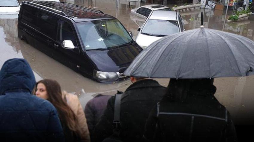 İstanbul için son dakika sel ve su baskını uyarısı! Alarm verildi, Meteoroloji ve AKOM'dan açıklamalar art arda geldi, kuvvetli geliyor