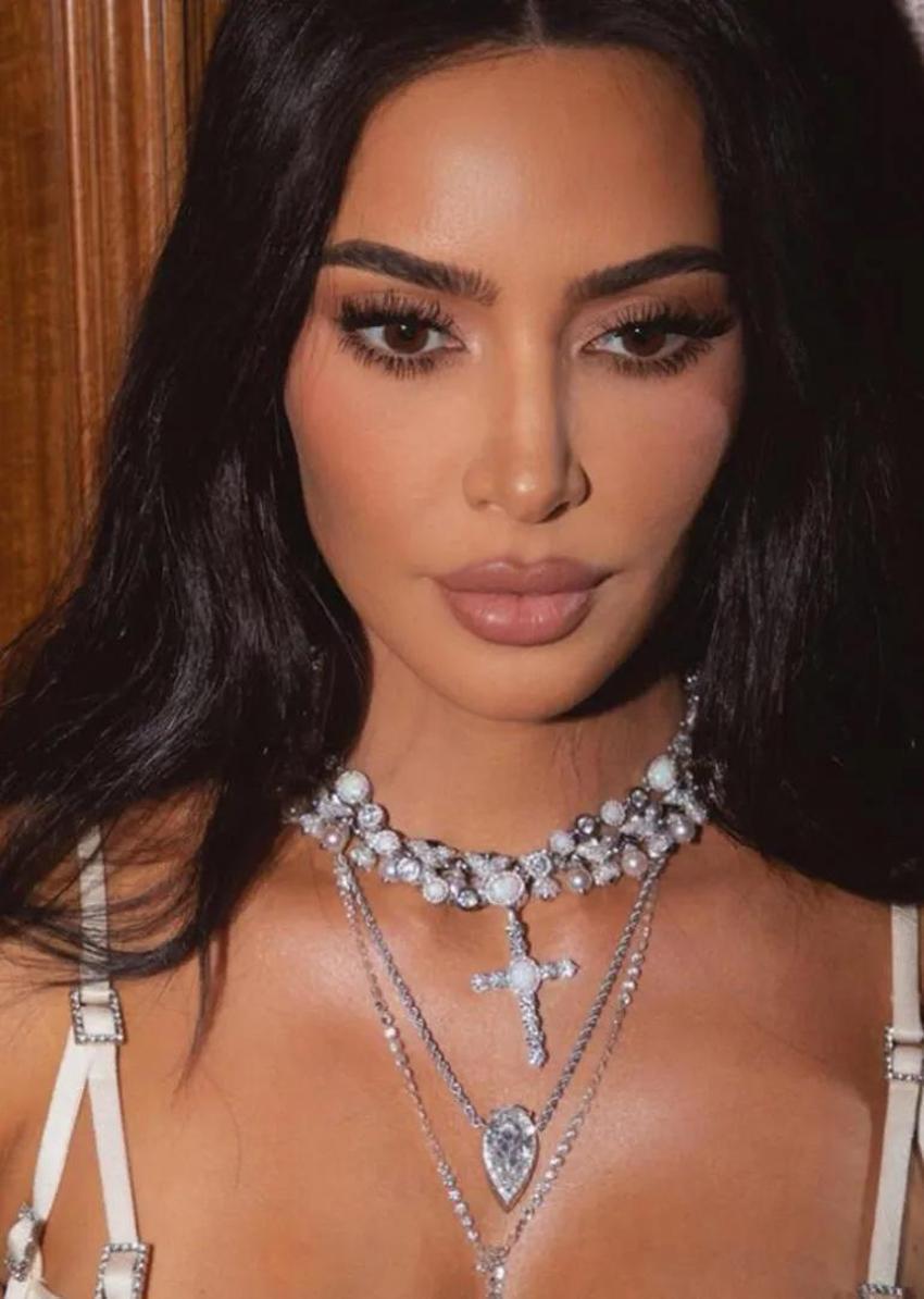 Kourtney Kardashian'ın bel zincirinin fiyatı dudak uçuklattı!