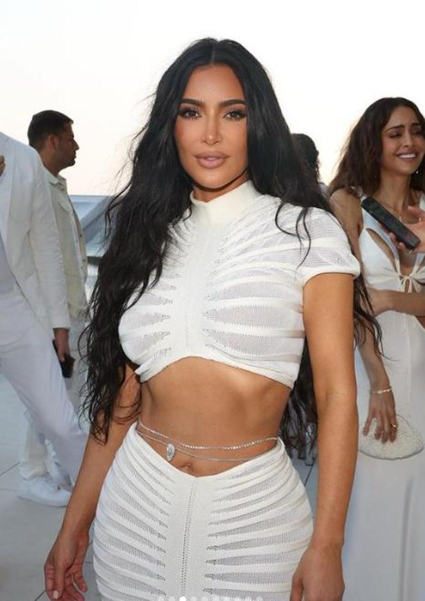 Kourtney Kardashian'ın bel zincirinin fiyatı dudak uçuklattı!
