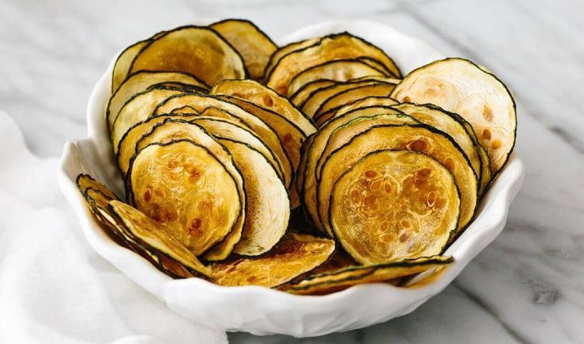 Yaz akşamlarını renklendiren cips tarifi! Kalori yapmıyor, karın gurultusuna iyi geliyor!