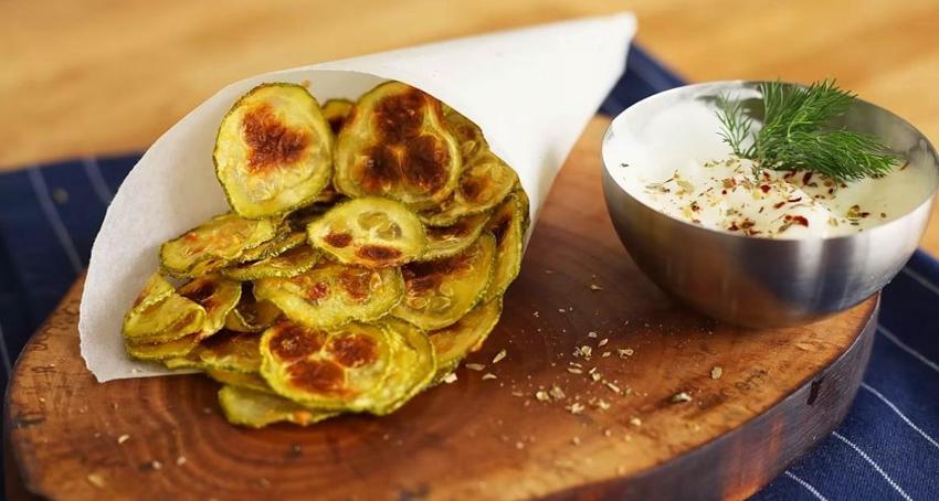 Yaz akşamlarını renklendiren cips tarifi! Kalori yapmıyor, karın gurultusuna iyi geliyor!