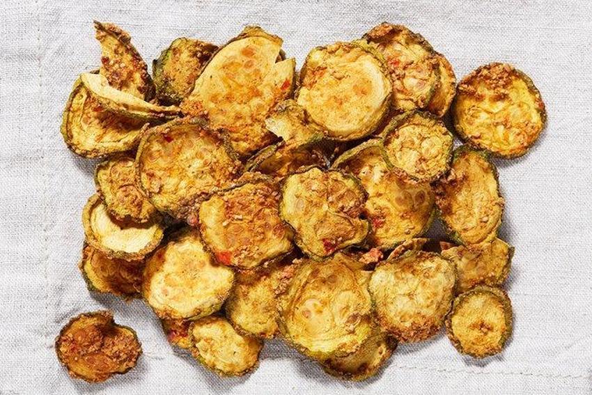 Yaz akşamlarını renklendiren cips tarifi! Kalori yapmıyor, karın gurultusuna iyi geliyor!