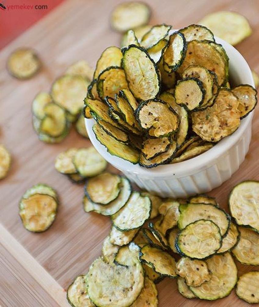 Yaz akşamlarını renklendiren cips tarifi! Kalori yapmıyor, karın gurultusuna iyi geliyor!