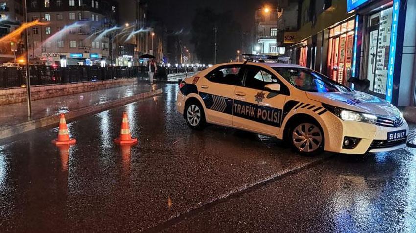 Sağanak yağışlar Ordu'da etkili oldu; ilçe merkezindeki köprüler geçişlere kapatıldı