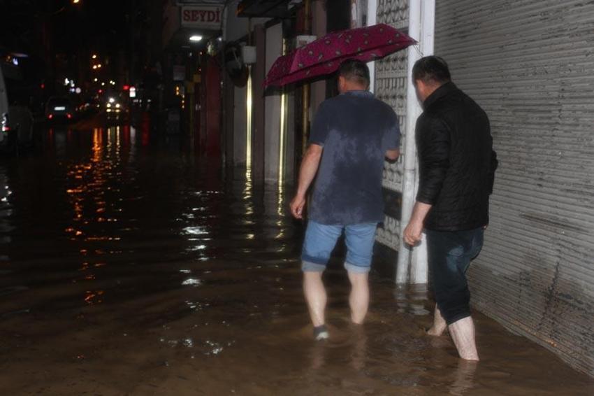 Sağanak yağışlar Ordu'da etkili oldu; ilçe merkezindeki köprüler geçişlere kapatıldı