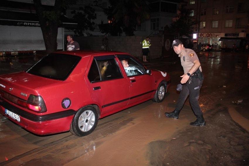 Sağanak yağışlar Ordu'da etkili oldu; ilçe merkezindeki köprüler geçişlere kapatıldı