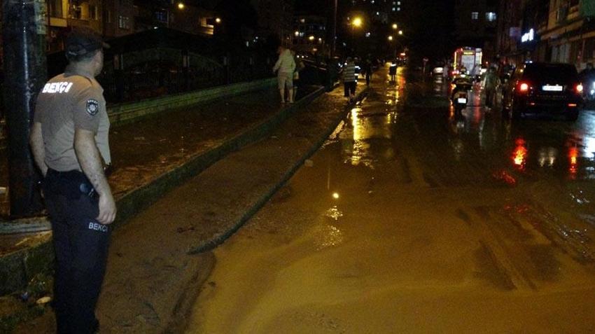Sağanak yağışlar Ordu'da etkili oldu; ilçe merkezindeki köprüler geçişlere kapatıldı