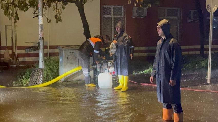 Sağanak yağışlar Ordu'da etkili oldu; ilçe merkezindeki köprüler geçişlere kapatıldı