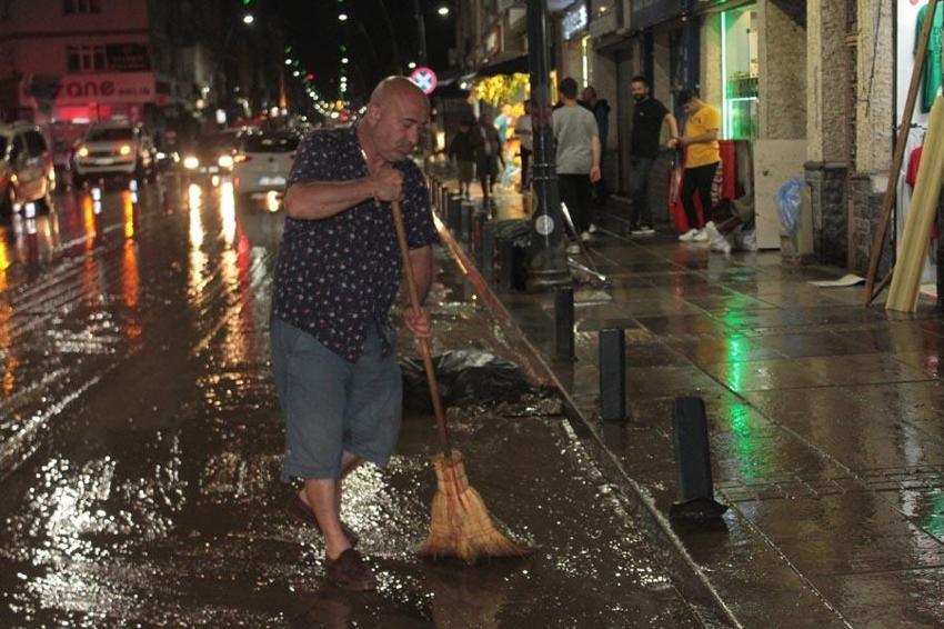 Sağanak yağışlar Ordu'da etkili oldu; ilçe merkezindeki köprüler geçişlere kapatıldı