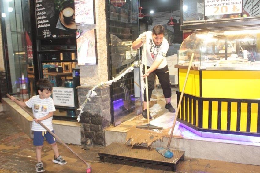 Sağanak yağışlar Ordu'da etkili oldu; ilçe merkezindeki köprüler geçişlere kapatıldı