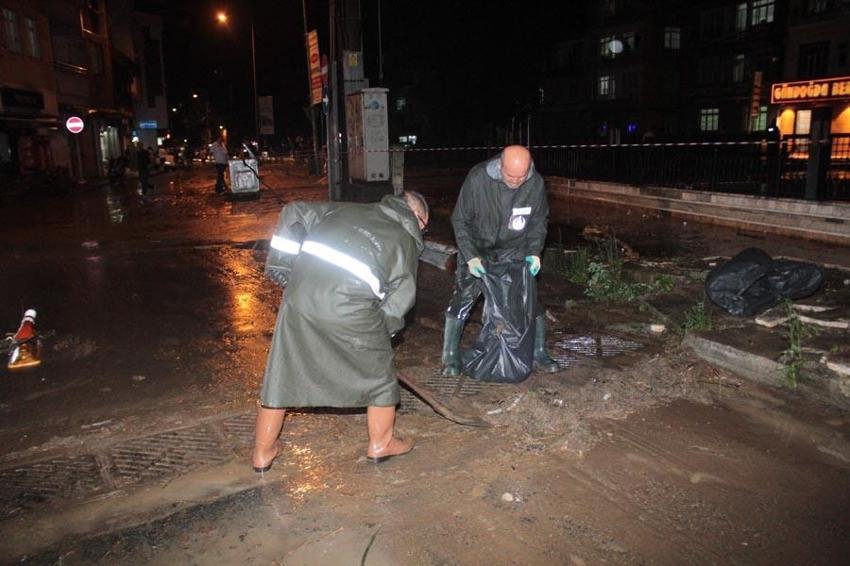 Sağanak yağışlar Ordu'da etkili oldu; ilçe merkezindeki köprüler geçişlere kapatıldı