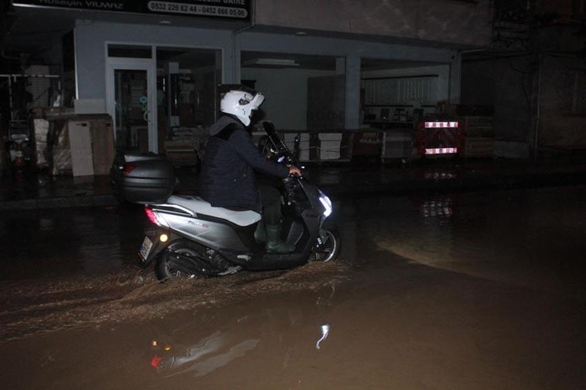 Sağanak yağışlar Ordu'da etkili oldu; ilçe merkezindeki köprüler geçişlere kapatıldı