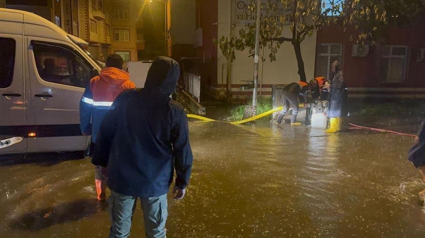 Sağanak yağışlar Ordu'da etkili oldu; ilçe merkezindeki köprüler geçişlere kapatıldı