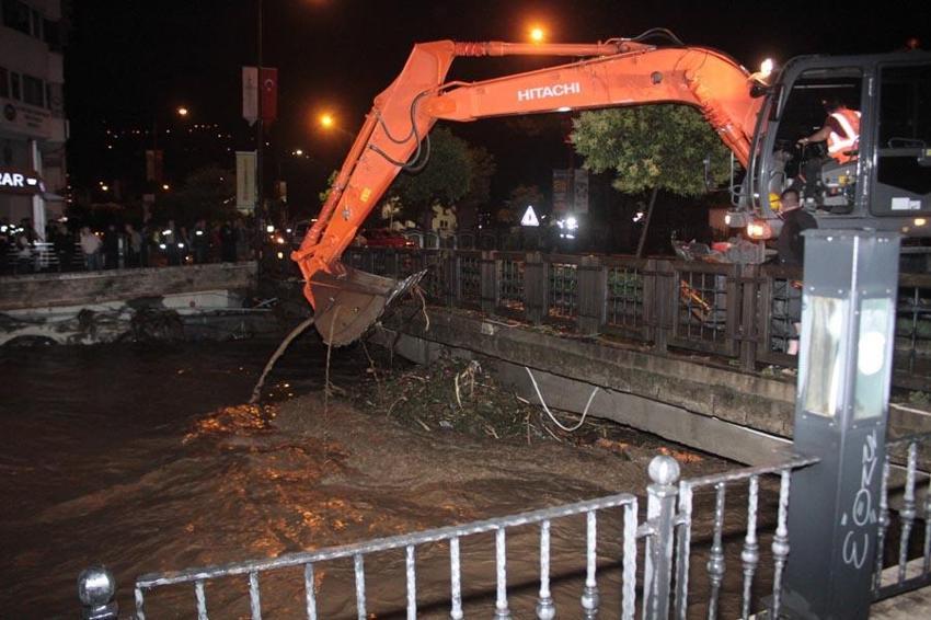Sağanak yağışlar Ordu'da etkili oldu; ilçe merkezindeki köprüler geçişlere kapatıldı