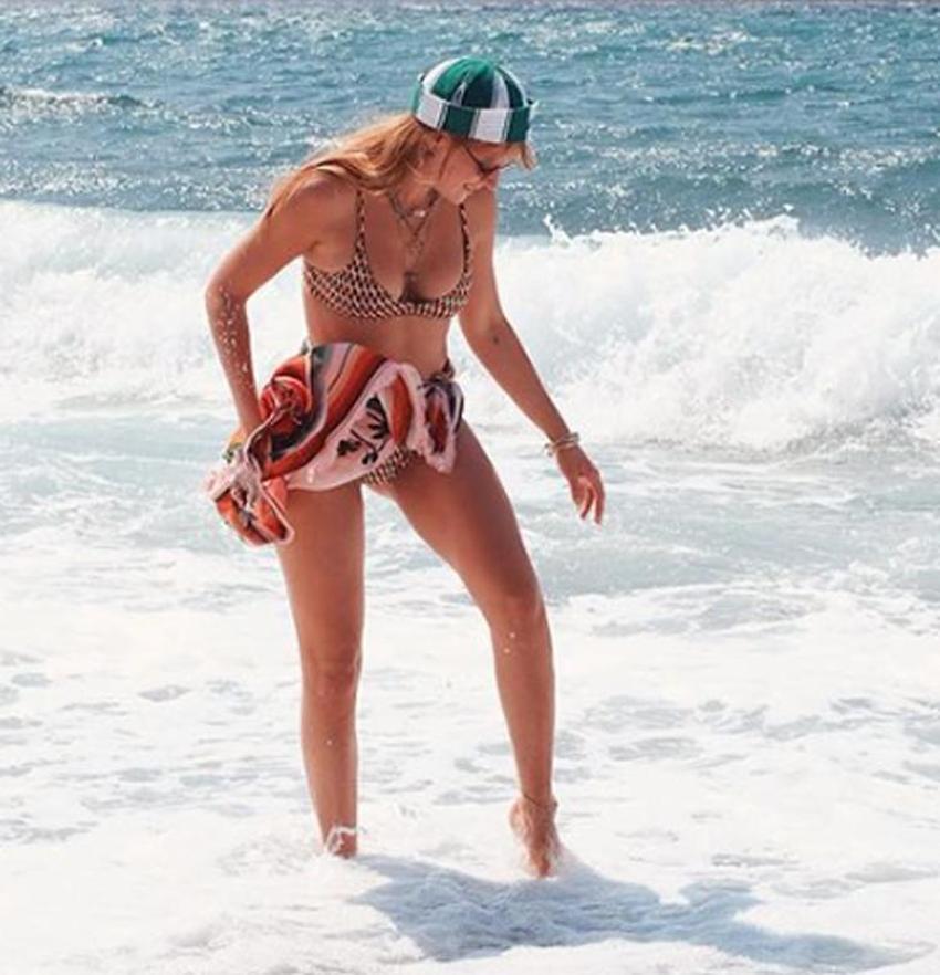 Gizem Karaca'dan bikinili poz! Sosyal medyada beğeni topladı