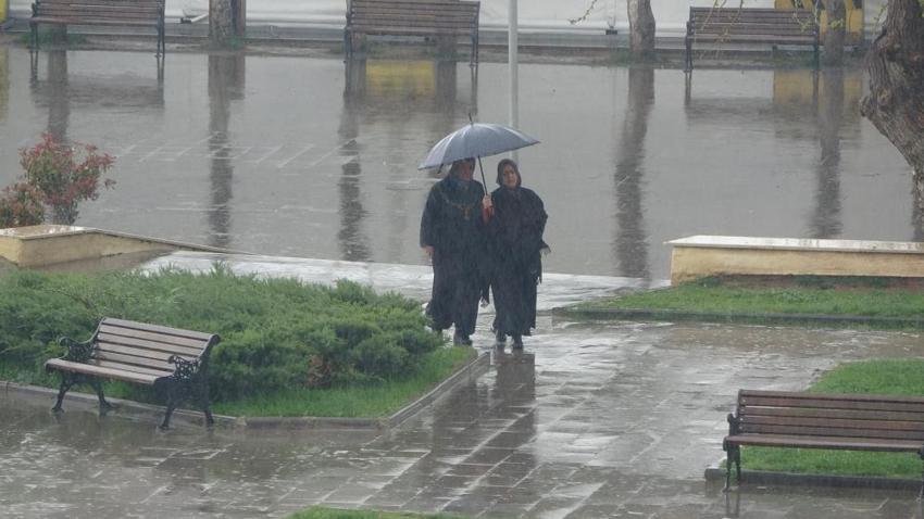 Son dakika hava durumu sürprizi! 49 il için uyarı verildi: Sel ve su taşkınına dikkat