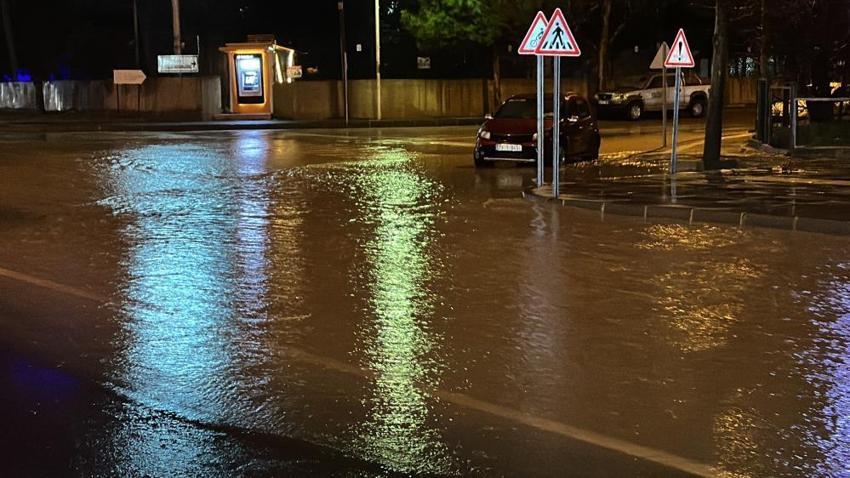 Son dakika hava durumu sürprizi! 49 il için uyarı verildi: Sel ve su taşkınına dikkat