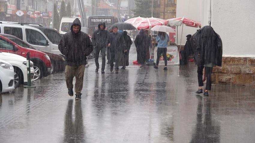 Son dakika hava durumu sürprizi! 49 il için uyarı verildi: Sel ve su taşkınına dikkat