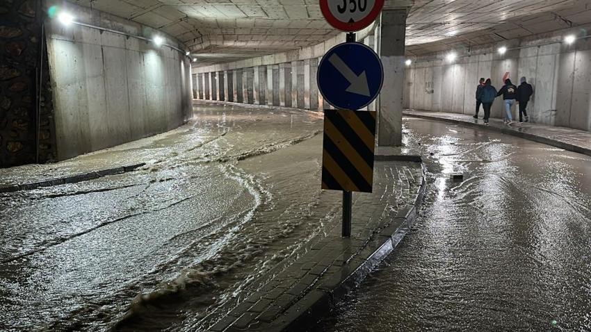 Son dakika hava durumu sürprizi! 49 il için uyarı verildi: Sel ve su taşkınına dikkat