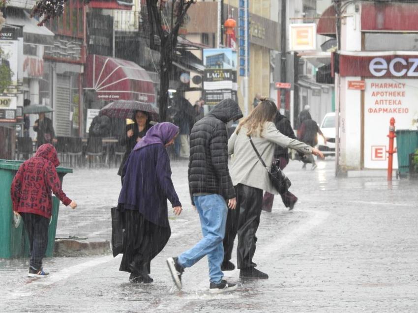 Son dakika hava durumu sürprizi! 49 il için uyarı verildi: Sel ve su taşkınına dikkat