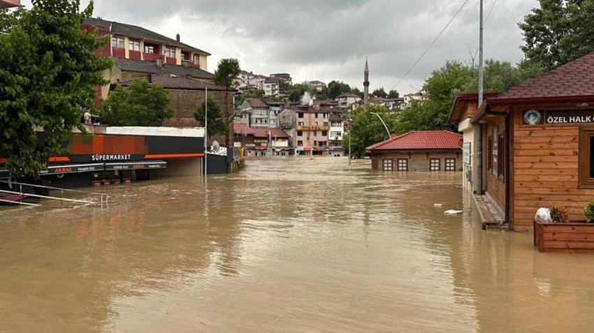 Sağanak yağışlar Karadeniz'i vurdu! Bakanlar bölgede: Barajlar il merkezini büyük bir felaketten kurtardı...