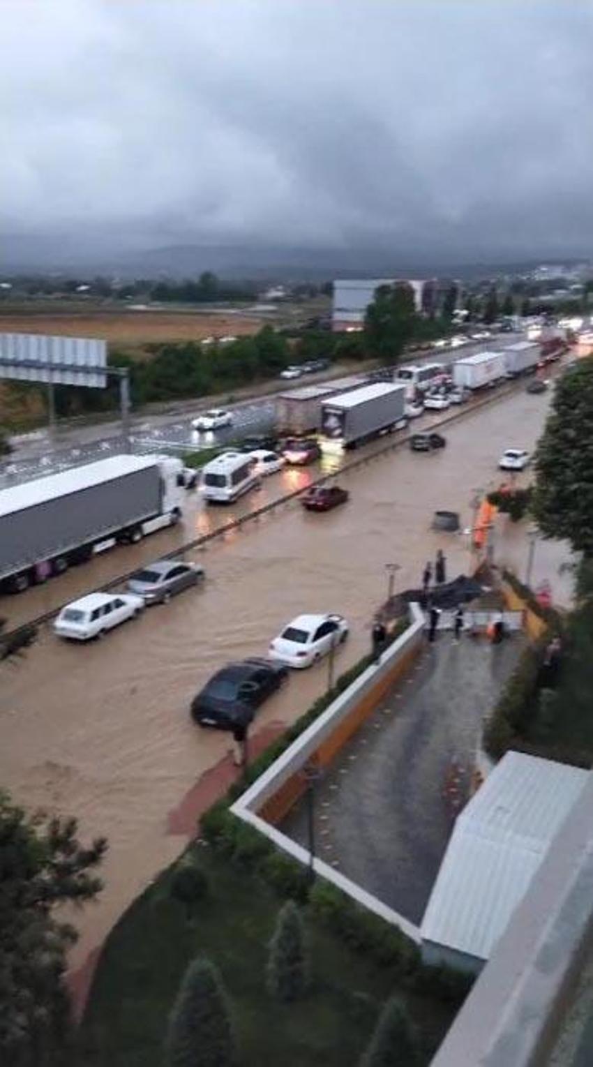 Sağanak yağışlar Karadeniz'i vurdu! Bakanlar bölgede: Barajlar il merkezini büyük bir felaketten kurtardı...