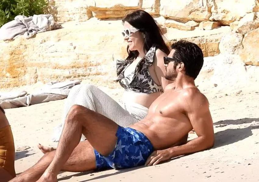 Özge Gürel ve Serkan Çayoğlu'nun cicim ayları sürüyor! Öperek denize uğurladı