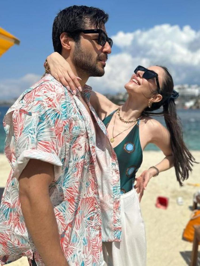 Özge Gürel ve Serkan Çayoğlu'nun cicim ayları sürüyor! Öperek denize uğurladı