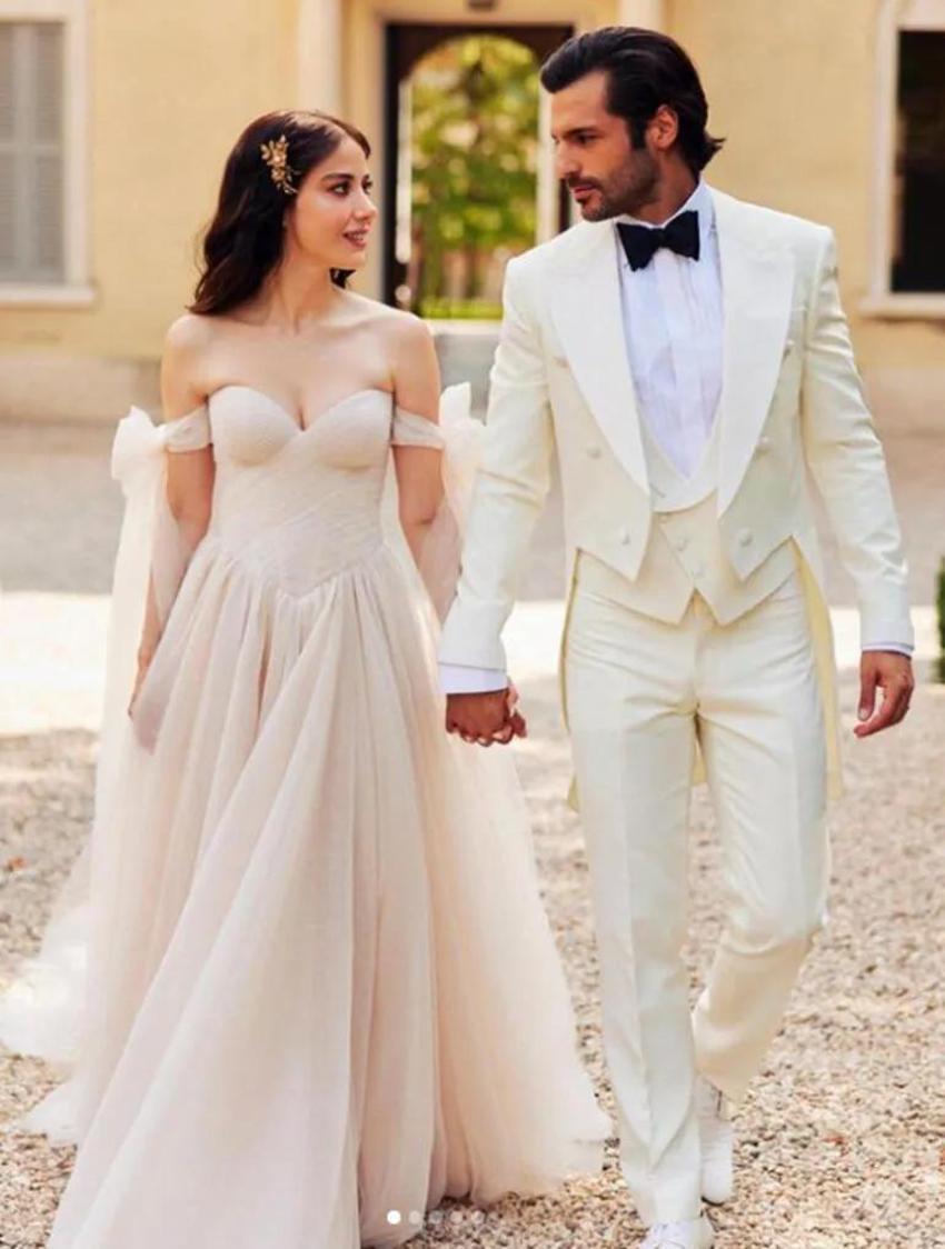 Özge Gürel ve Serkan Çayoğlu'nun cicim ayları sürüyor! Öperek denize uğurladı