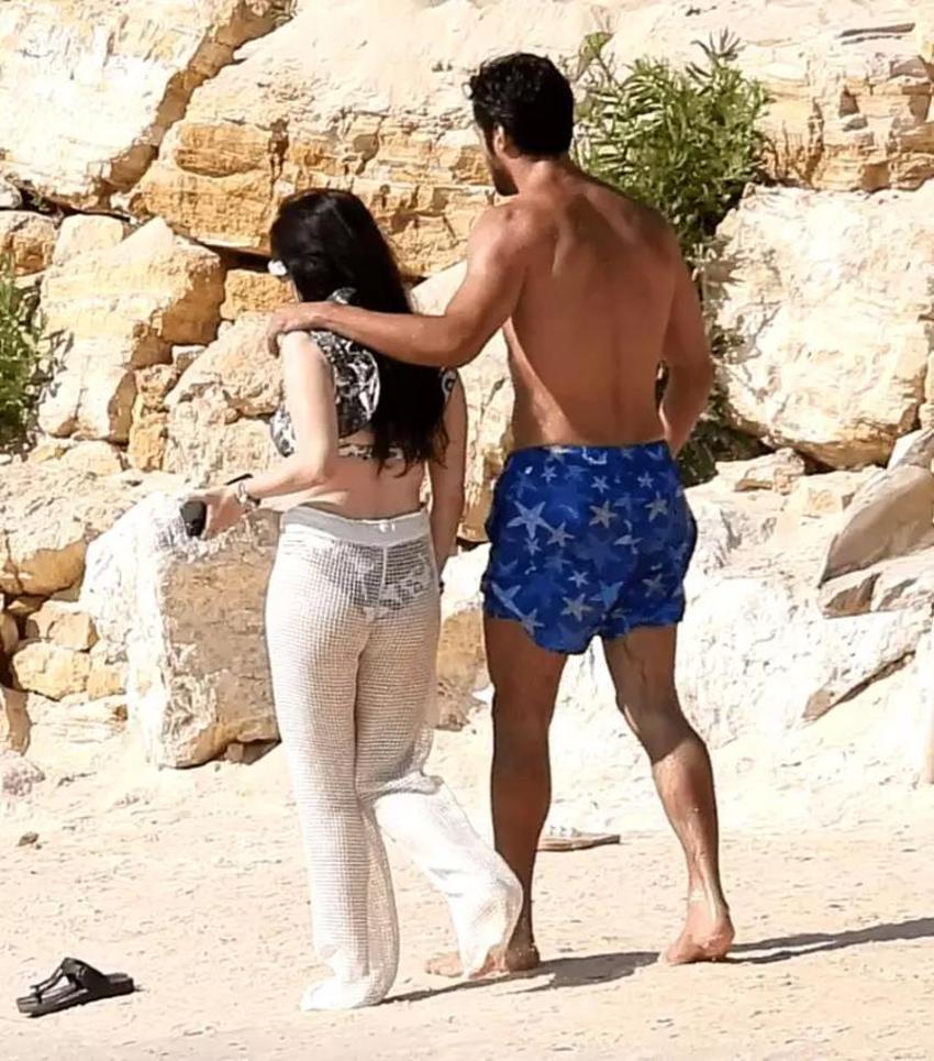 Özge Gürel ve Serkan Çayoğlu'nun cicim ayları sürüyor! Öperek denize uğurladı