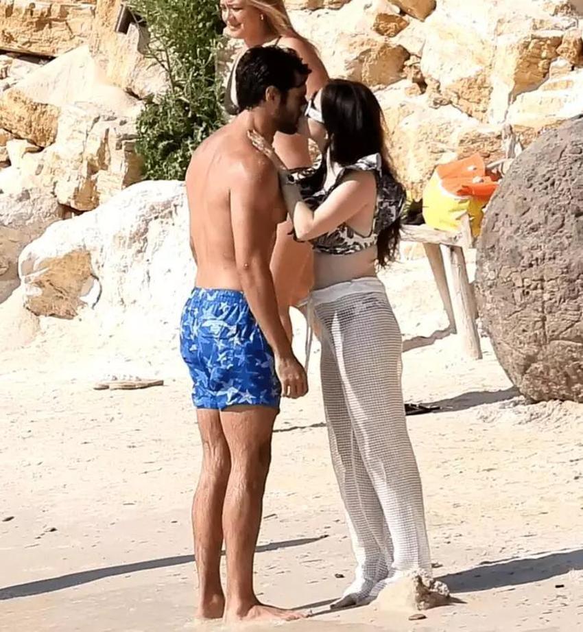 Özge Gürel ve Serkan Çayoğlu'nun cicim ayları sürüyor! Öperek denize uğurladı