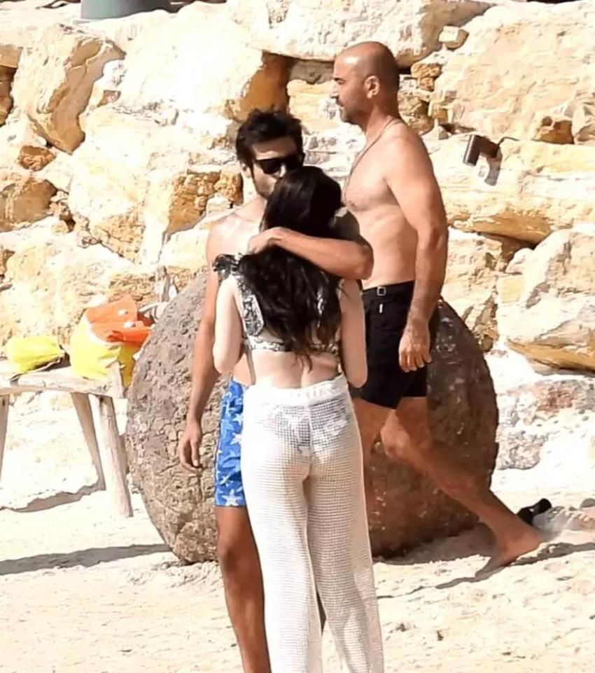 Özge Gürel ve Serkan Çayoğlu'nun cicim ayları sürüyor! Öperek denize uğurladı