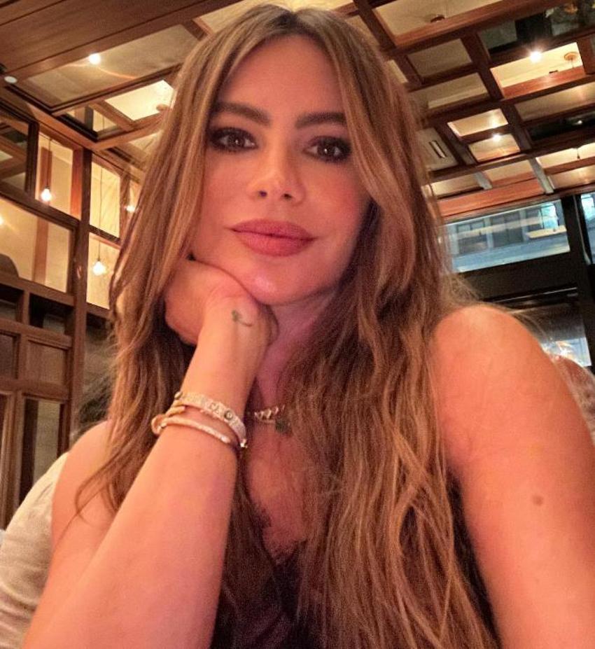 Sofia Vergara mayoyla kamera karşısına geçti!