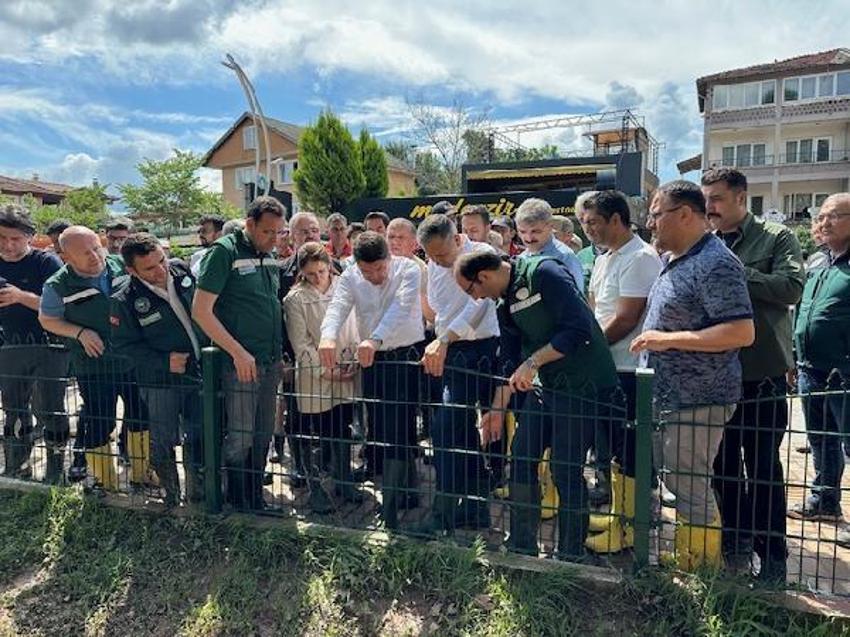 Karadeniz'i sel vurdu, son dakika uyarılar art arda geldi! Bakanlar sel bölgesindeki son durumu açıkladı