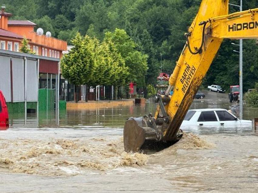 Karadeniz'i sel vurdu, son dakika uyarılar art arda geldi! Bakanlar sel bölgesindeki son durumu açıkladı