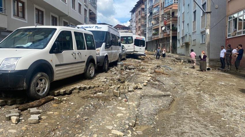 Karadeniz'i sel vurdu, son dakika uyarılar art arda geldi! Bakanlar sel bölgesindeki son durumu açıkladı